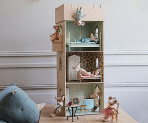 MOUSE/DOLL CASTLE WITH KITCHEN